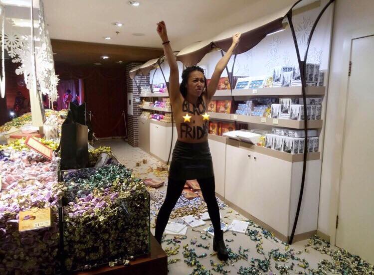 Femen устроили "Черную пятницу" в магазине "Рошен"
