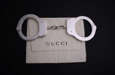 Винтажные наручники Gucci выставлены на продажу по баснословной цене