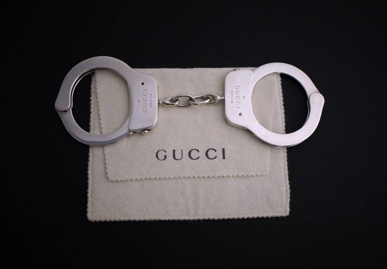 Винтажные наручники Gucci выставлены на продажу по баснословной цене