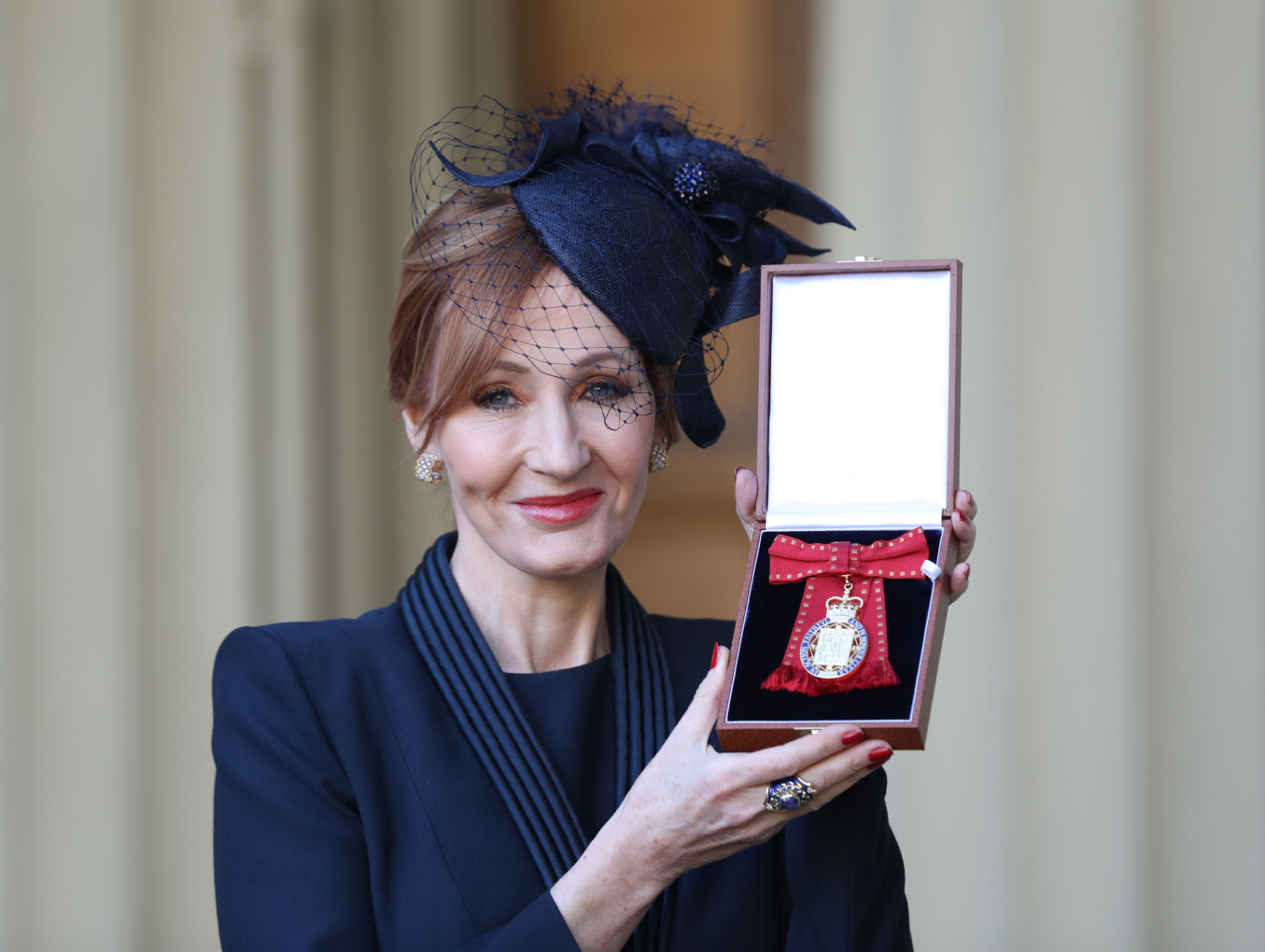 Джоан Роулинг получила награду из рук герцога Кембриджского