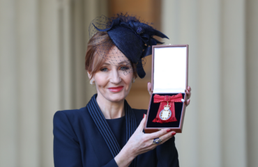 Джоан Роулинг получила награду из рук герцога Кембриджского