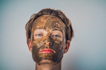 Сияющая кожа зимой: как сделать полезные маски из подручных средств