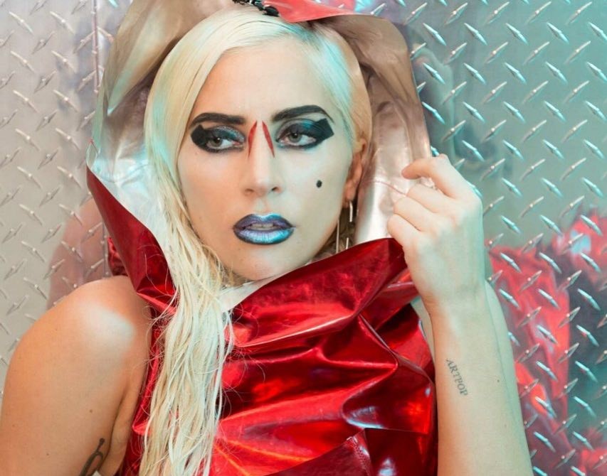 Леди Гага в купальнике показала свои татуировки