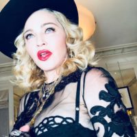 Мадонна взбудоражила Сеть фото топлесс
