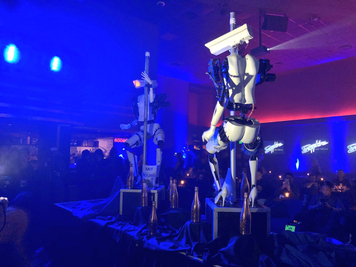 В Лас-Вегасе представили роботов-стриптизерш