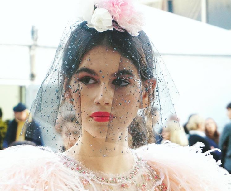 Неделя высокой моды в Париже: Кайя Гербер приняла участие в показе Chanel