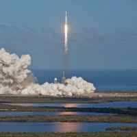 Ілон Маск показав посадку ракети Falcon зблизька