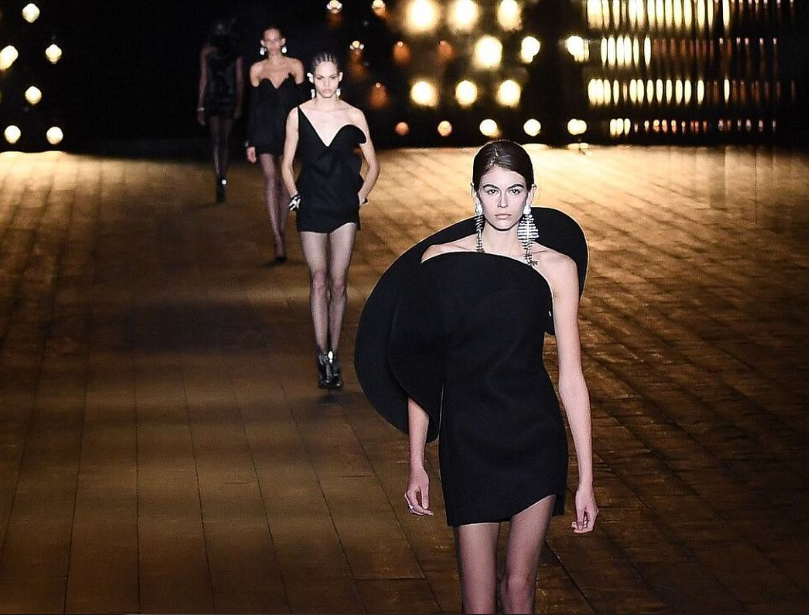 Неделя моды в Париже: Кайя Гербер стала звездой показа Saint Laurent
