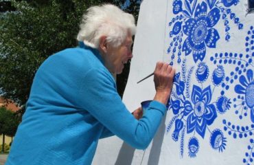 90-летняя бабушка из Чехии превратила деревню в художественную галерею