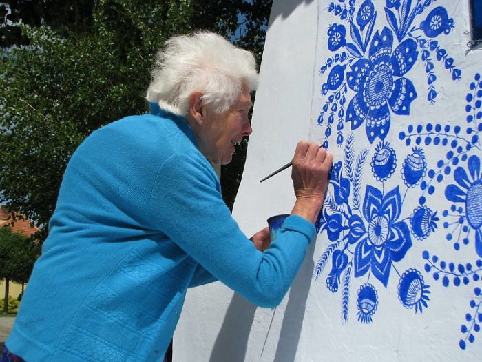 90-летняя бабушка из Чехии превратила деревню в художественную галерею