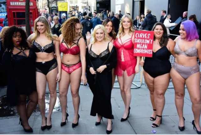 Обнаженные девушки plus-size устроили протест на Неделе моды в Лондоне