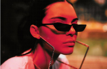 Стильно и жарко: Кендалл Дженнер позировала обнаженной для итальянского Vogue