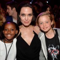 Чрезмерная опека над детьми: психолог рассказала о странном поведении Джоли