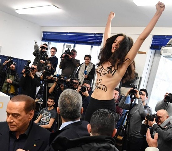 Скандал на выборах в Италии: активистка Femen обнажила грудь перед Берлускони