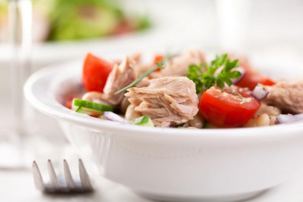 Салат с тунцом, фасолью и помидорами