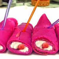 Розовые блинчики: пошаговое приготовление необычного блюда