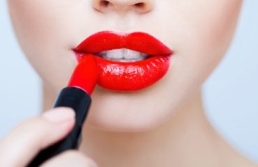 7 знаменитостей, которые вдохновляют накрасить губы красной помадой