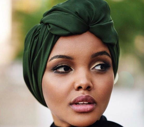 На обложку Vogue впервые попала модель в хиджабе