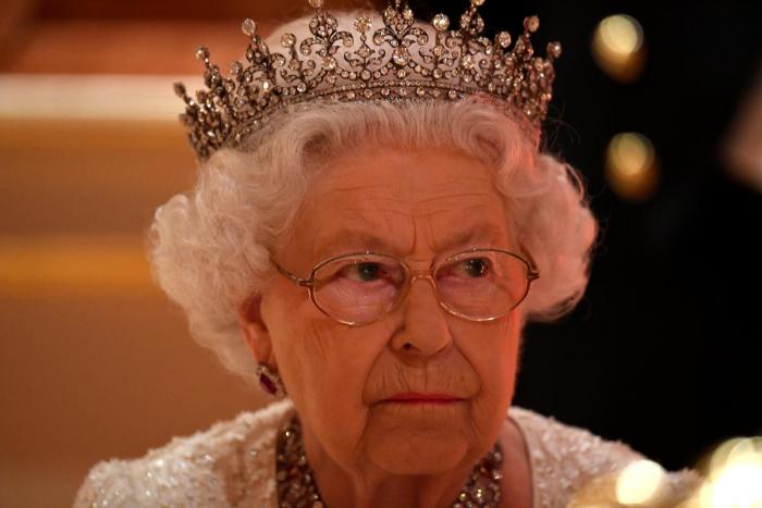 Королева Елизавета II решила исключить натуральный мех из королевского гадероба