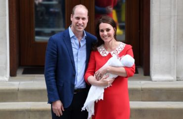 Кейт Миддлтон покинула роддом: опубликованы первые фото третьего малыша герцогини