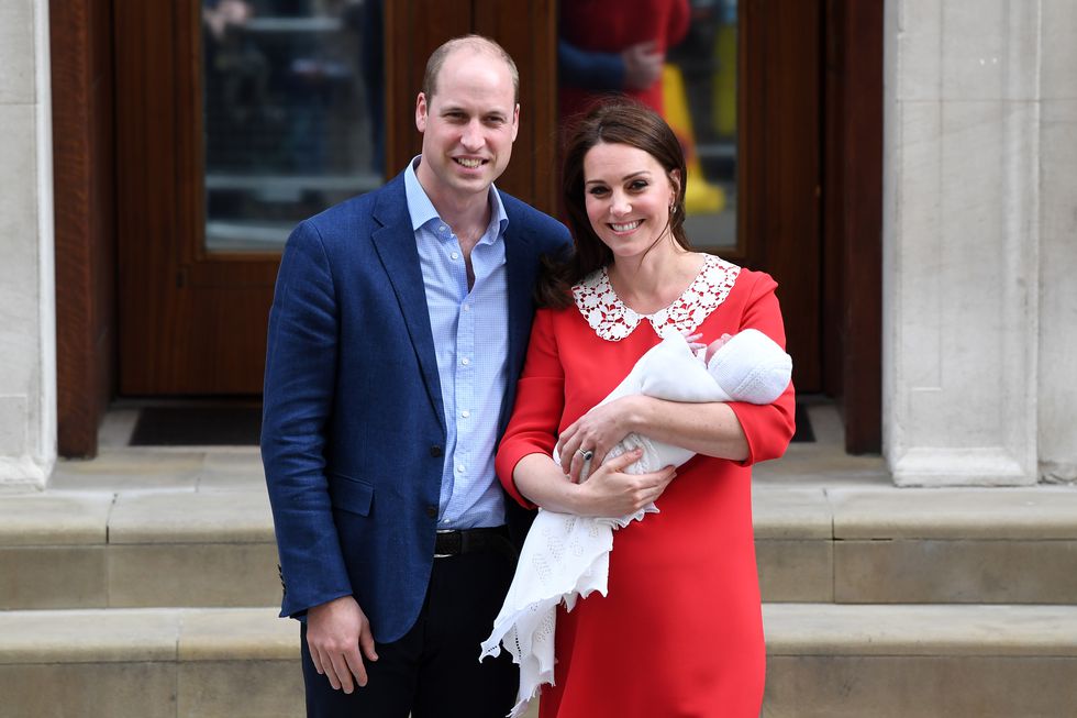 Кейт Миддлтон покинула роддом: опубликованы первые фото третьего малыша герцогини