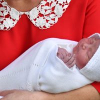 Все, что нужно знать о первом одеянии третьего ребенка Кейт Миддлтон и принца Уильяма