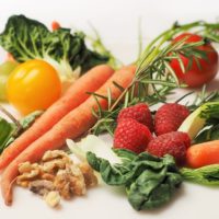 Как выбрать весенние овощи и фрукты без нитратов: советы технолога