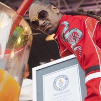 Смешал джин с соком: Snoop Dogg установил новый рекорд книги Гиннесса