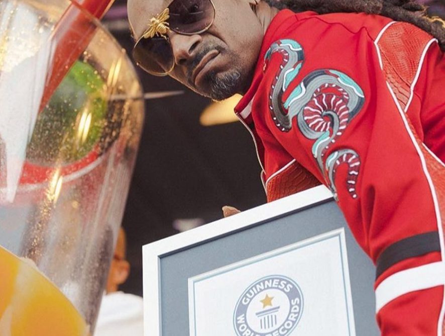 Смешал джин с соком: Snoop Dogg установил новый рекорд книги Гиннесса