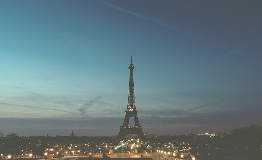 В Париже вновь открылась для посетителей Эйфелева башня