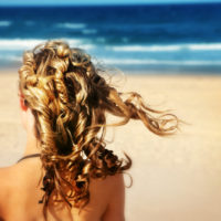 Как ухаживать за волосами летом: 3 простых совета на каждый день