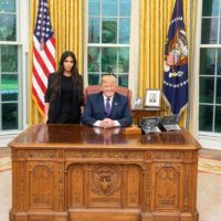 Встреча Ким Кардашян и Дональда Трампа стала объектом шуток и мемов