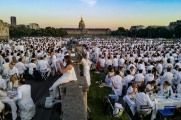 Юбилейный "Ужин в белом" в Париже собрал тысячи гостей