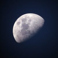 Американка судится с NASA за лунную пыль, подаренную Нилом Армстронгом