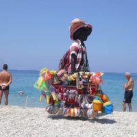 Туристов в Италии могут ждать огромные штрафы за покупку “фейков” на пляжах