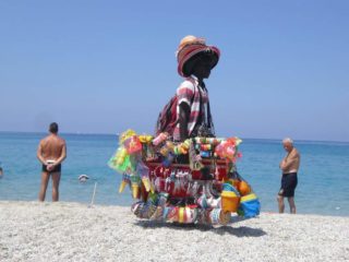 Туристов в Италии могут ждать огромные штрафы за покупку "фейков" на пляжах