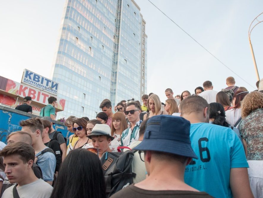 Построят или нет: киевляне собирают подписи за прямой переход от метро к парку на ВДНГ