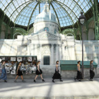 Карл Лагерфельд воссоздал набережную Сены ради показа новой коллекции Chanel
