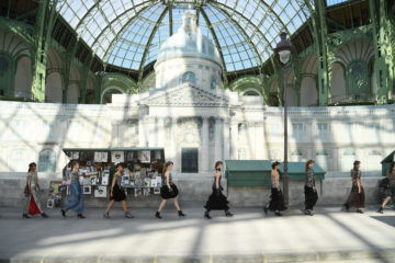 Карл Лагерфельд воссоздал набережную Сены ради показа новой коллекции Chanel