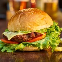 День рождения гамбургера: самому популярному сэндвичу исполнилось 120 лет