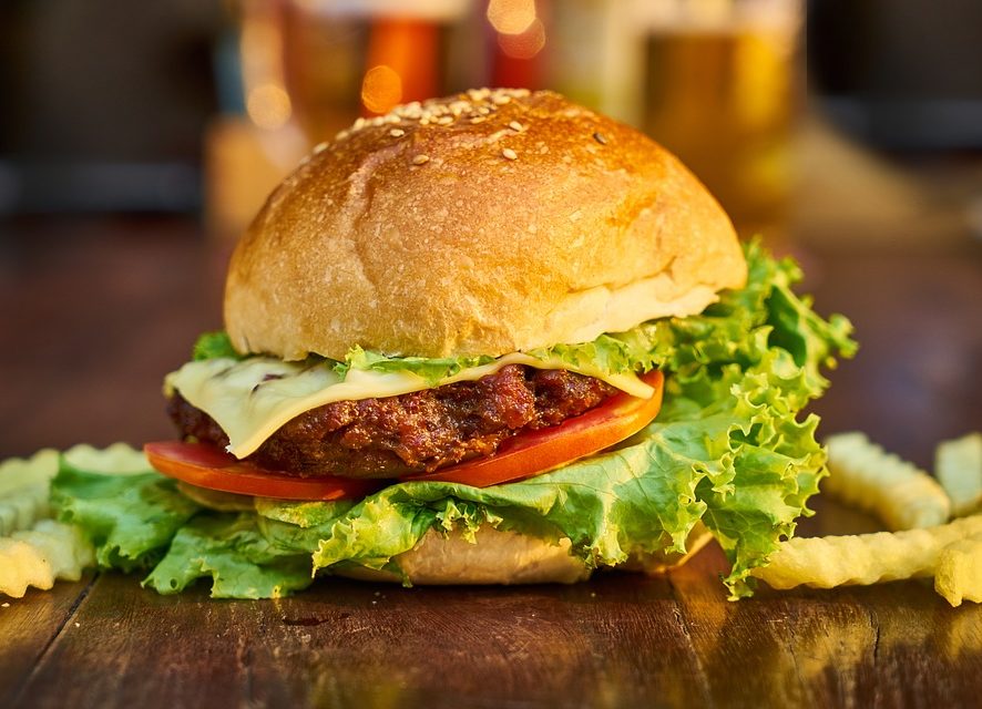 День рождения гамбургера: самому популярному сэндвичу исполнилось 120 лет