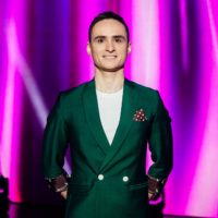 Победитель шоу “Танці з зірками” Игорь Ласточкин продает свой кубок