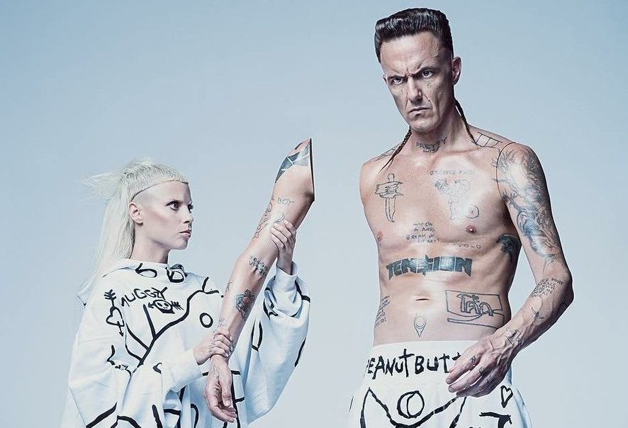 Крысы, мыльные пузыри, мягкие игрушки и благовония: стал известен райдер скандальной группы Die Antwoord