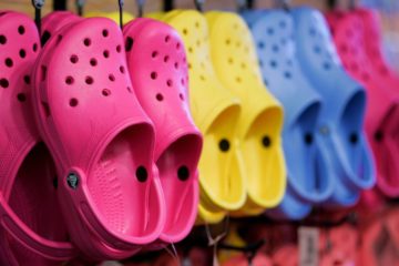 Компания Crocs закрывает свои фабрики