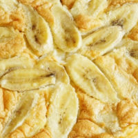 Летнее настроение: рецепт яблочно-бананового пирога