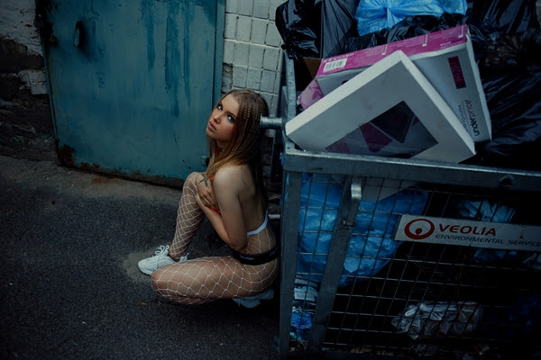 Украинская звезда Playboy разделась в горе мусора