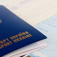 Многие украинцы не спешат забирать готовые биометрические паспорта
