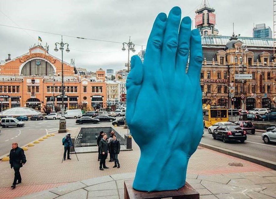 "Рука Кремля": пользователи отреагировали на новую скульптуру в центре Киева