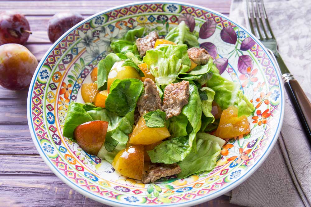 Осенний салат со сливами и телятиной: рецепт от Евгения Клопотенко