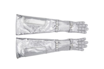 Calvin Klein выпустил "космические" перчатки за 27 000 гривен